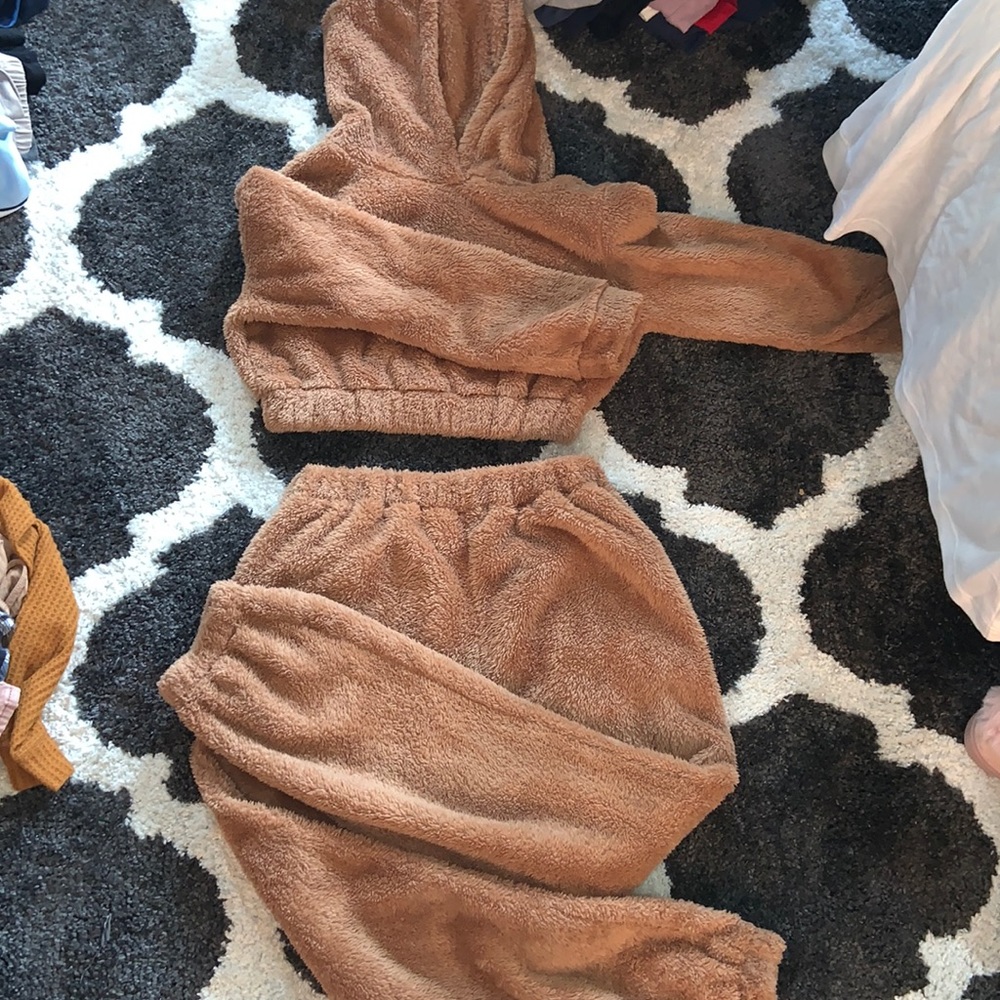 women’s 2 piece rust color set!! In amazing condition—never worn.